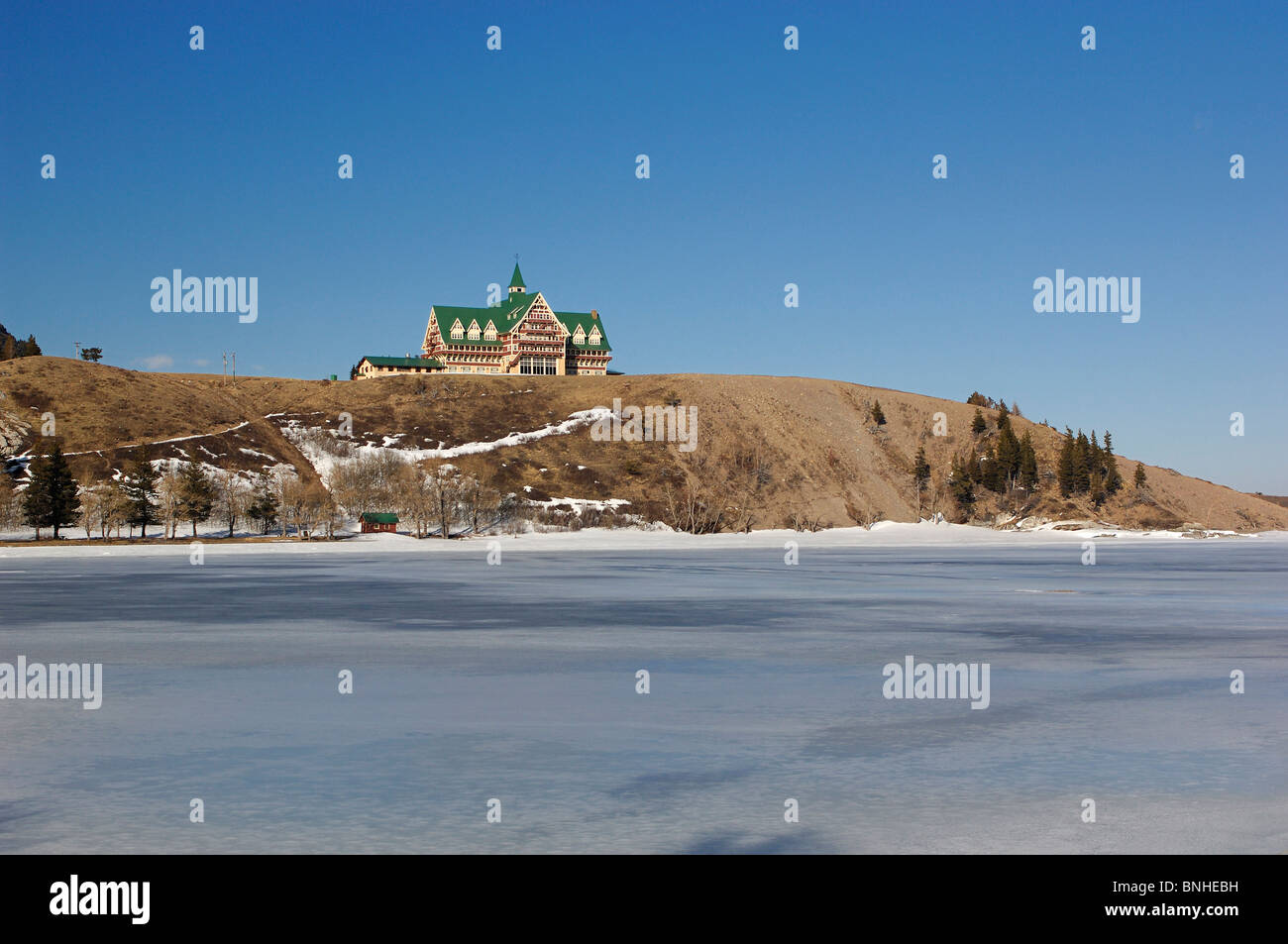 Kanada Waterton Alberta Winter Prince Of Wales Hotel Waterton Lakes National Park Landschaft Landschaft See Kälte Schneeberge Stockfoto