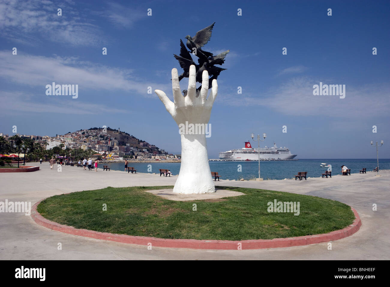 Juni 2008 Türkei Kusadasi Stadt Mittelmeer Küste Schiff Promenade Skulptur Stockfoto