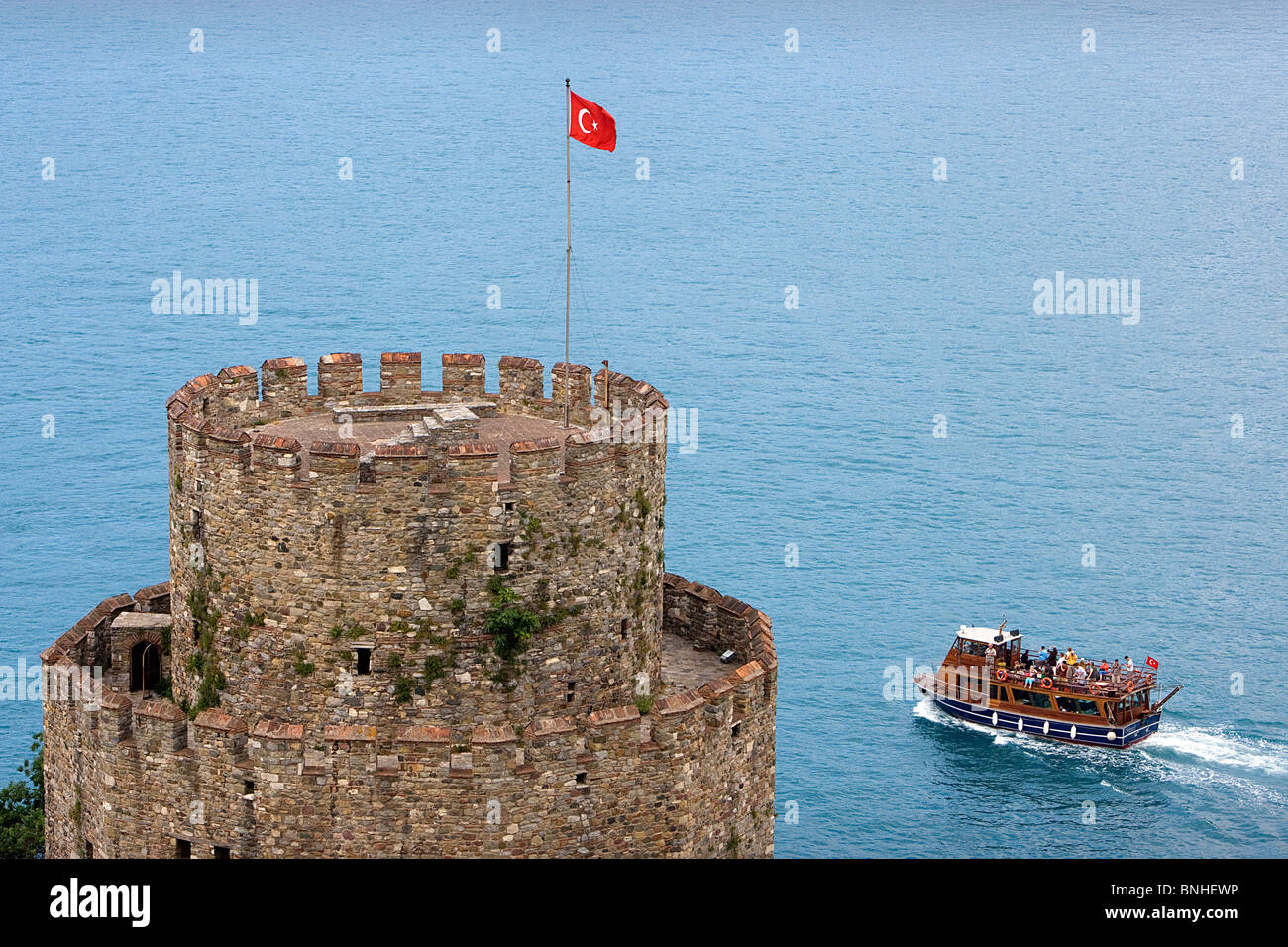 Juni 2008 Türkei Istanbul Rumeli Festung westrumelischen Stadtschloss osmanischen historischen Boot Wasser Flagge Bosporus Stockfoto