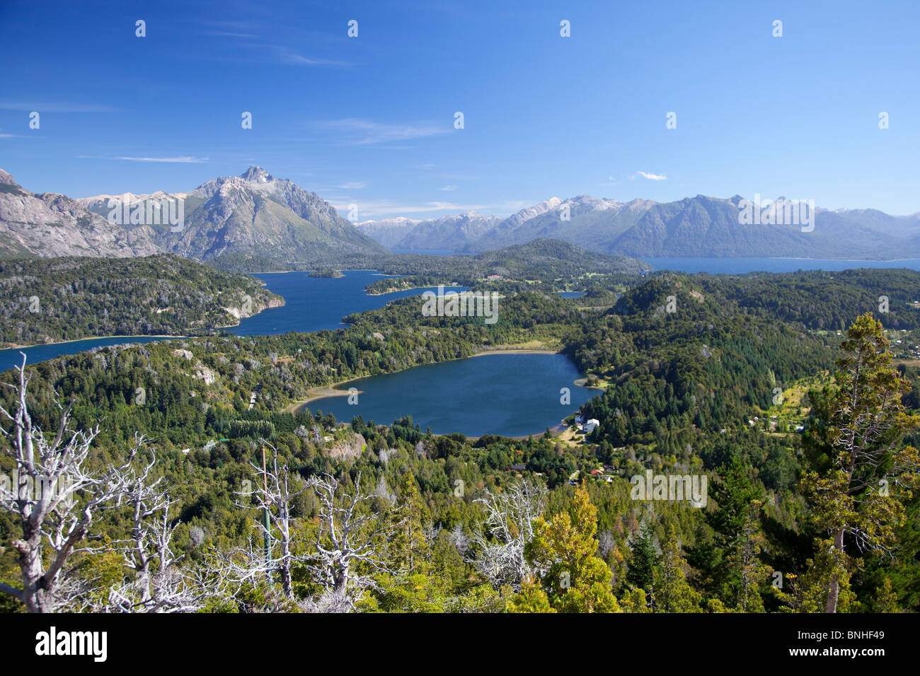 Blick vom Gipfel des Cerro Camanaro über den argentinischen Seenplatte, die Hälfte eine Stunde Outsie Bariloche Stockfoto