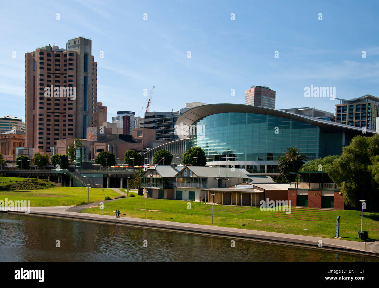 River Torrens und das Kongresszentrum in Adelaide, Südaustralien Stockfoto