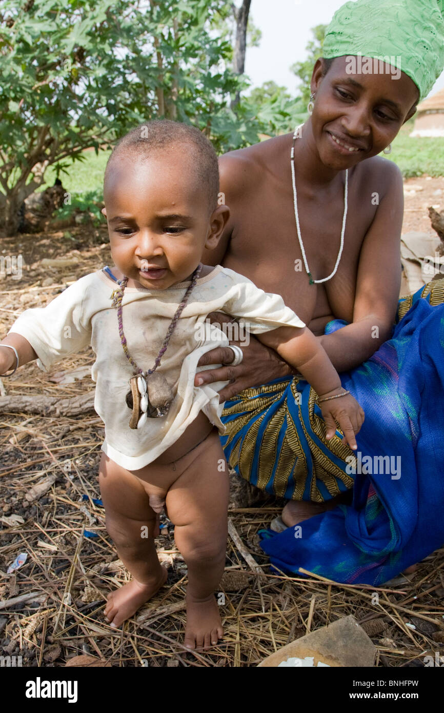 Eine Frau und ein Kind aus einem Fulani zusammengesetzte im Dorf Sor Nr. 1 in der Gonja Dreieck, Damango Bezirk. Stockfoto