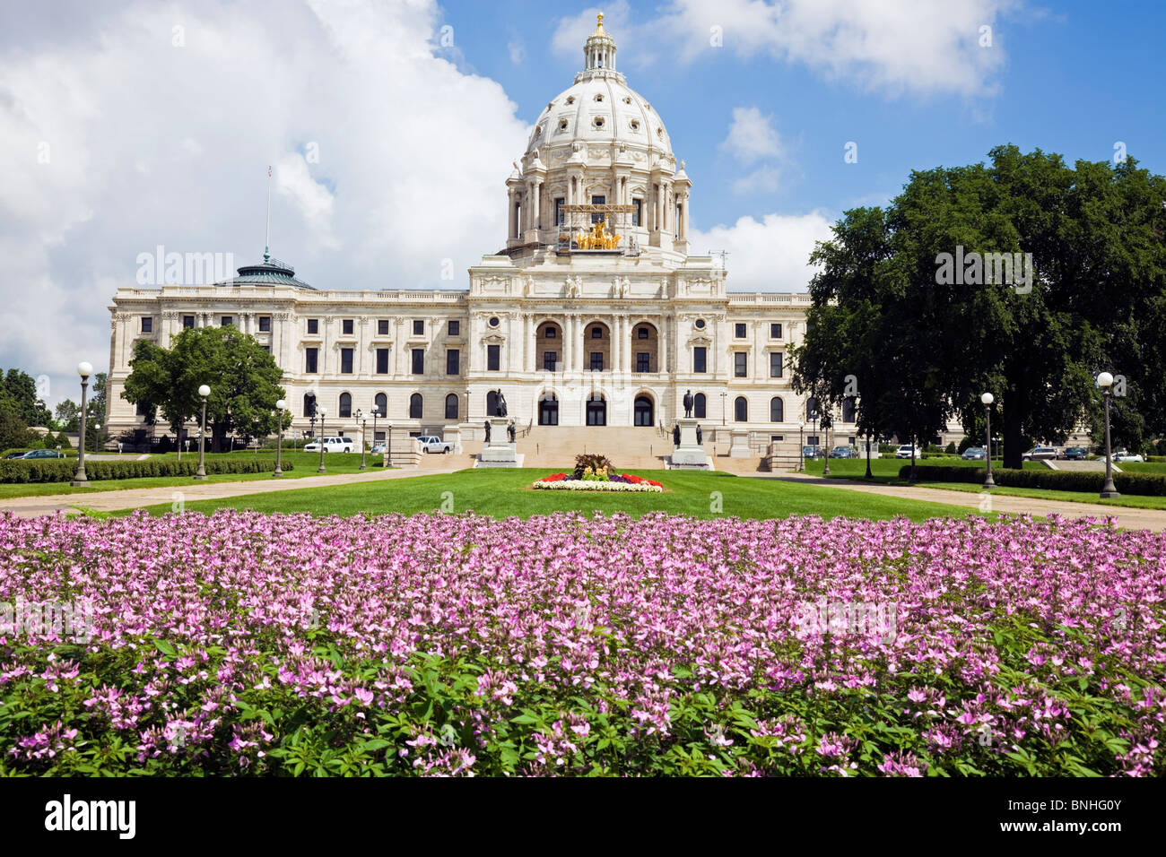 Blumen vor State Capitol von Minnesota Stockfoto