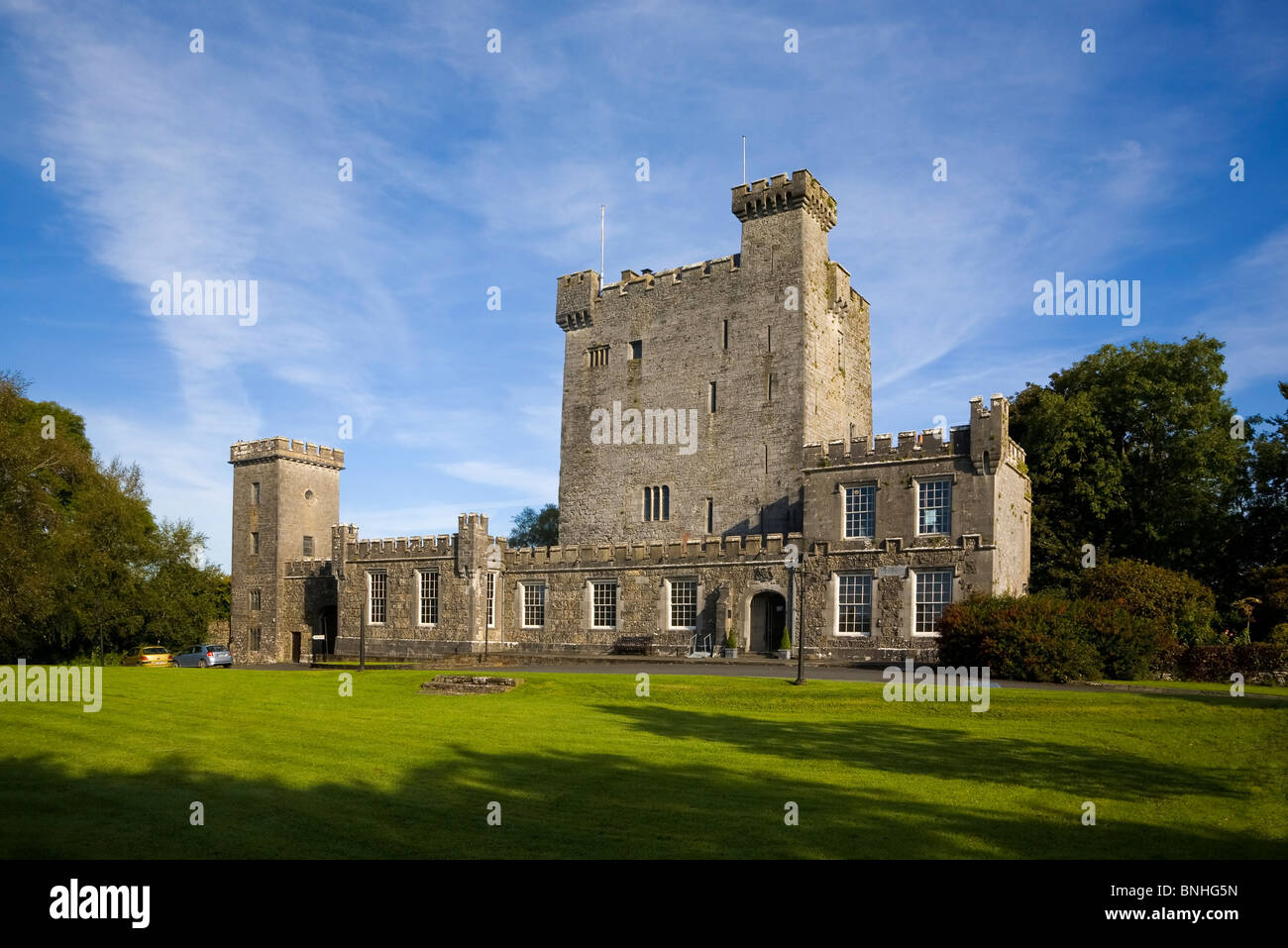 1467 Knappogue Castle, renoviert in den 1960er Jahren und jetzt für Hochzeiten und Bankette, County Clare, Irland Stockfoto