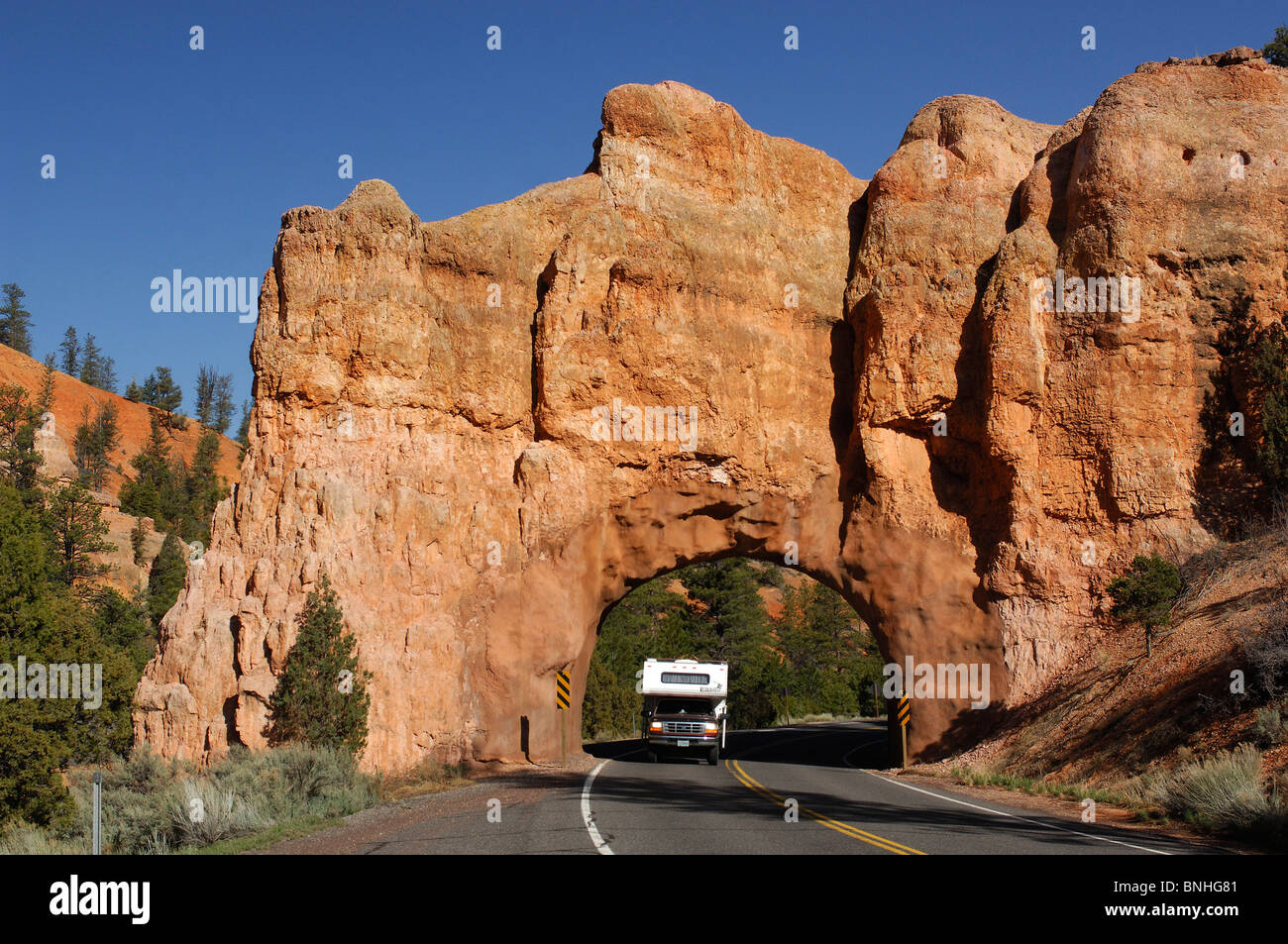 USA-Utah-Wohnmobil fahren Rock Tunnel Red Canyon Dixie National Forest Landschaft Felsen Straße Auto Autos Reisen Wohnmobil Urlaub Stockfoto