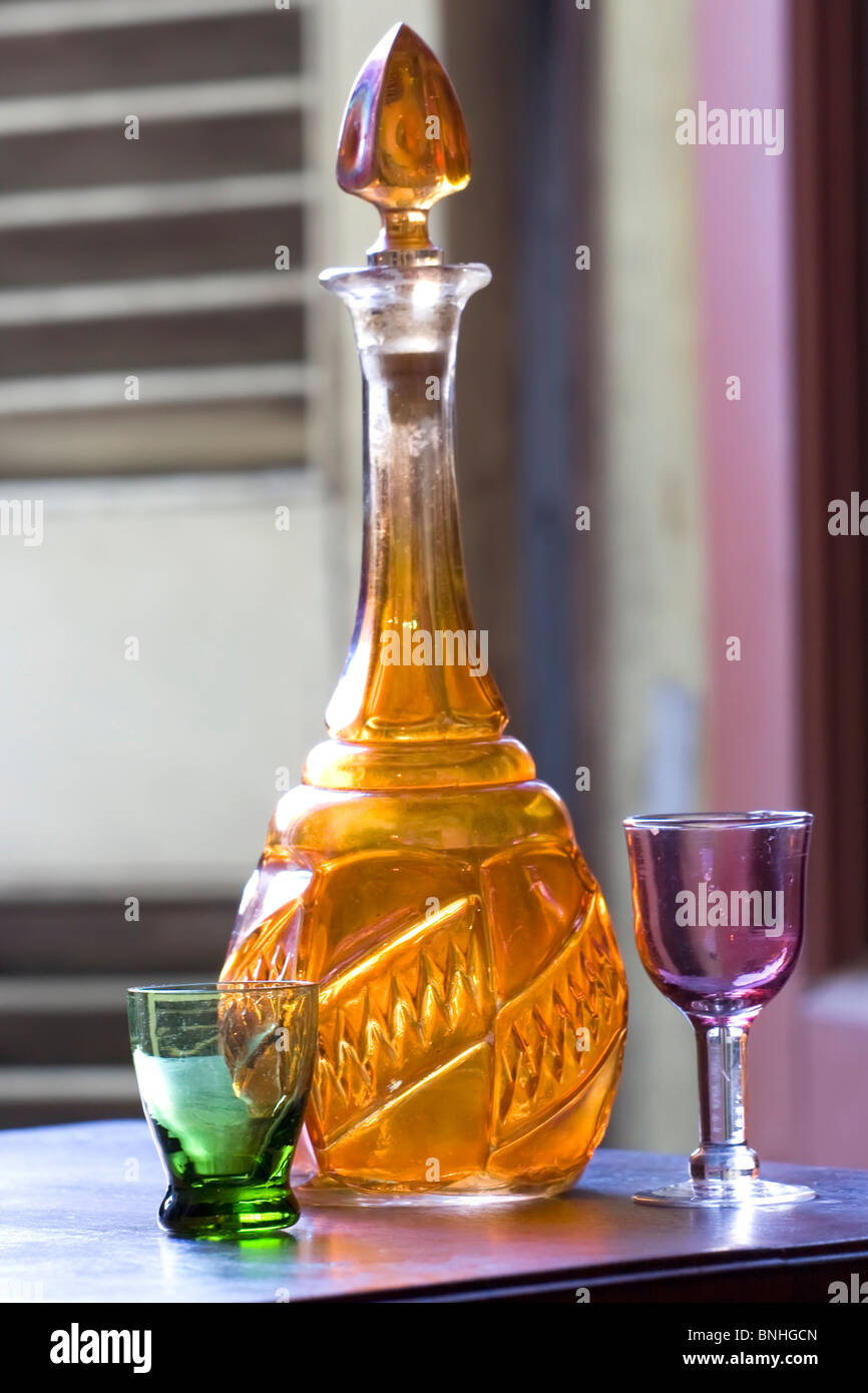 Orange Flasche und Becher (Fokus im grünen-Cup) Stockfoto