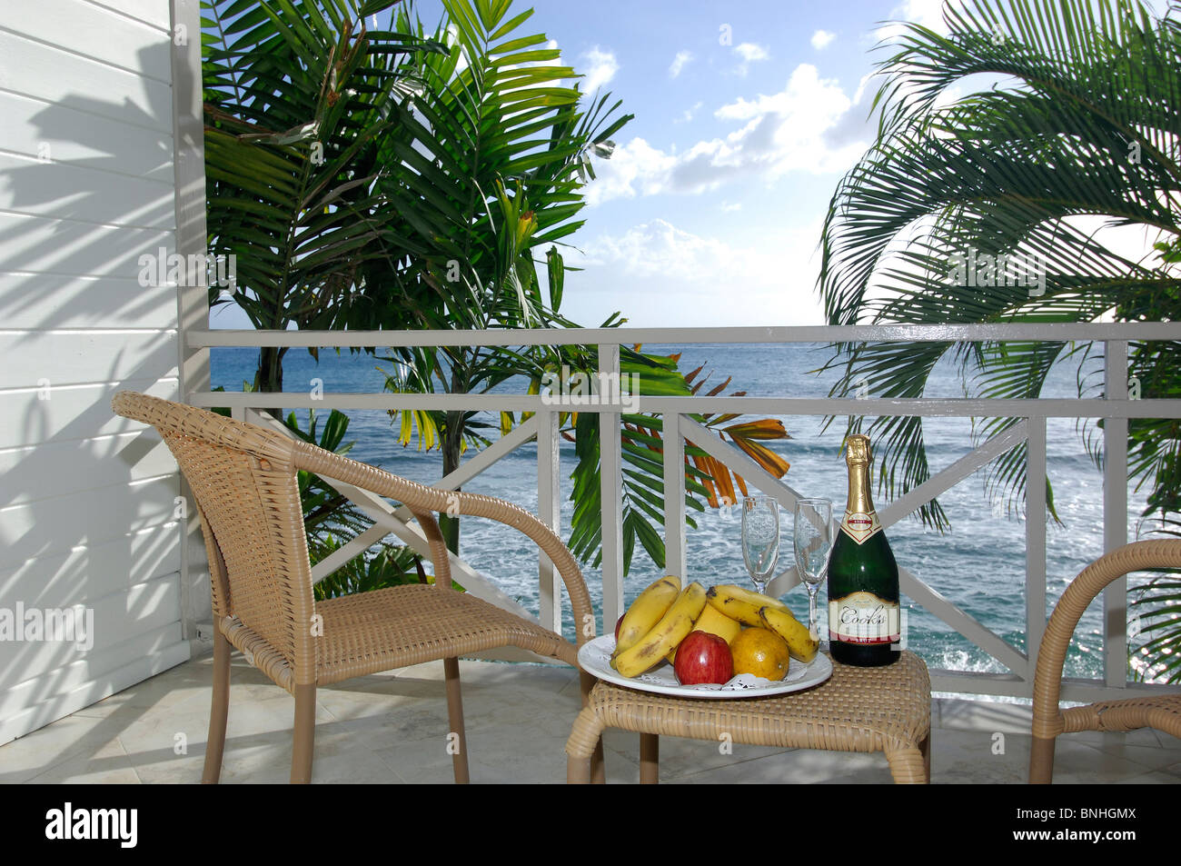 Karibik Vauxhall Barbados Suite Balkon Almond Beach Club & Wellnesshotel Küste West Resort Tourismus Palm Bäume Palmen Blick aus den Augen Stockfoto