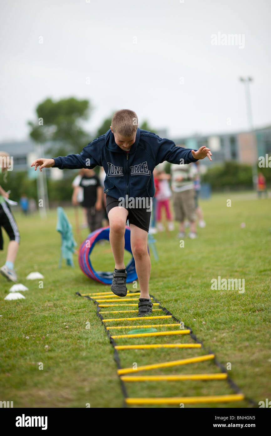 Eine Grundschule junge am Sporttag. UK Stockfoto
