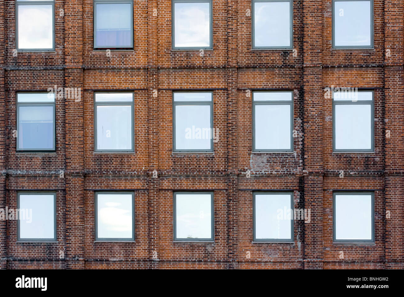 Glasfenster in Mauer Stockfoto