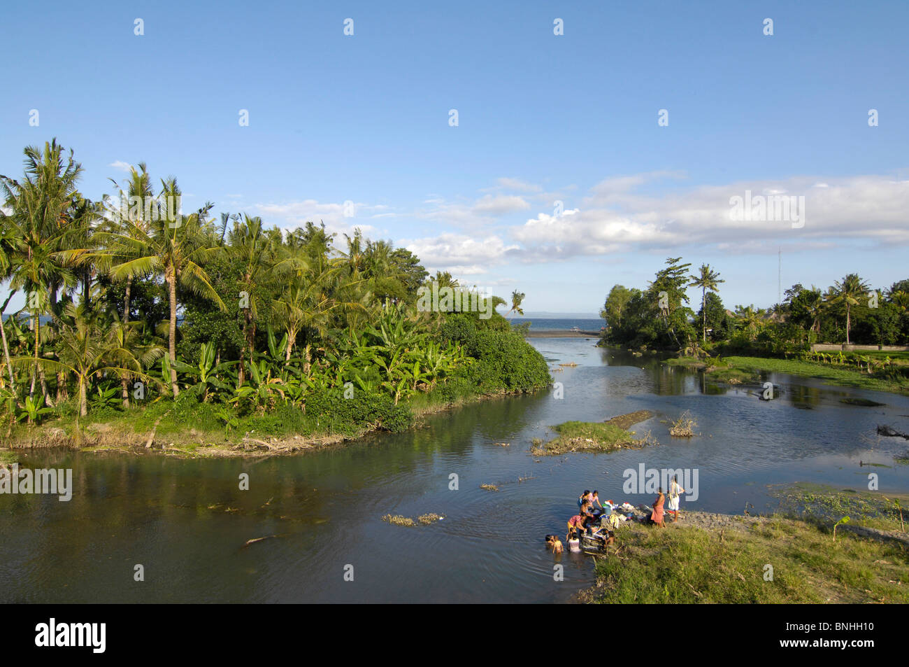 Asien Indonesien Bali reisen Landleben waschen Kleidung Fluss Palmen Stockfoto