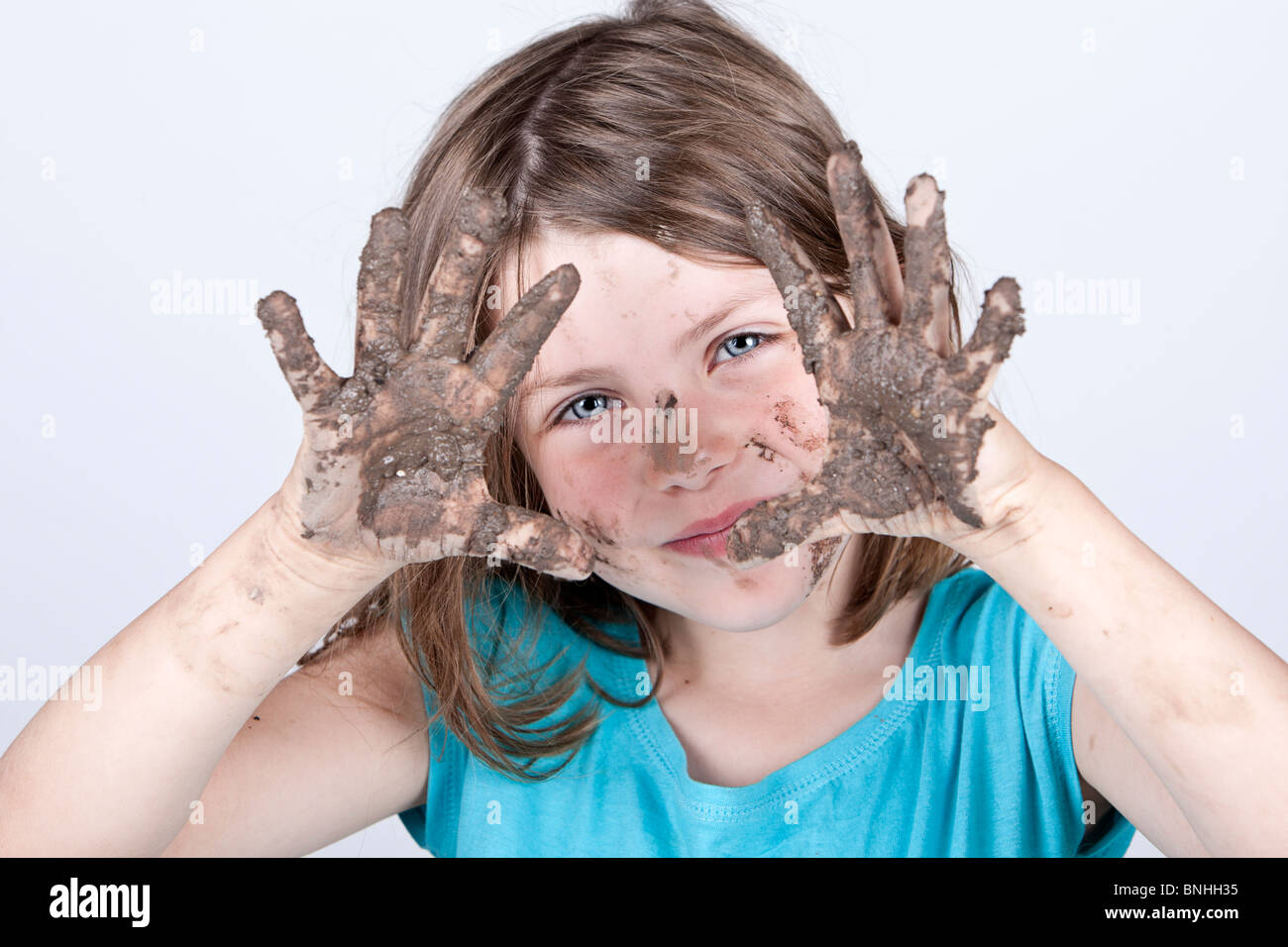 Schuss von Cute Blonde Kind mit schmutzigen Händen Stockfoto