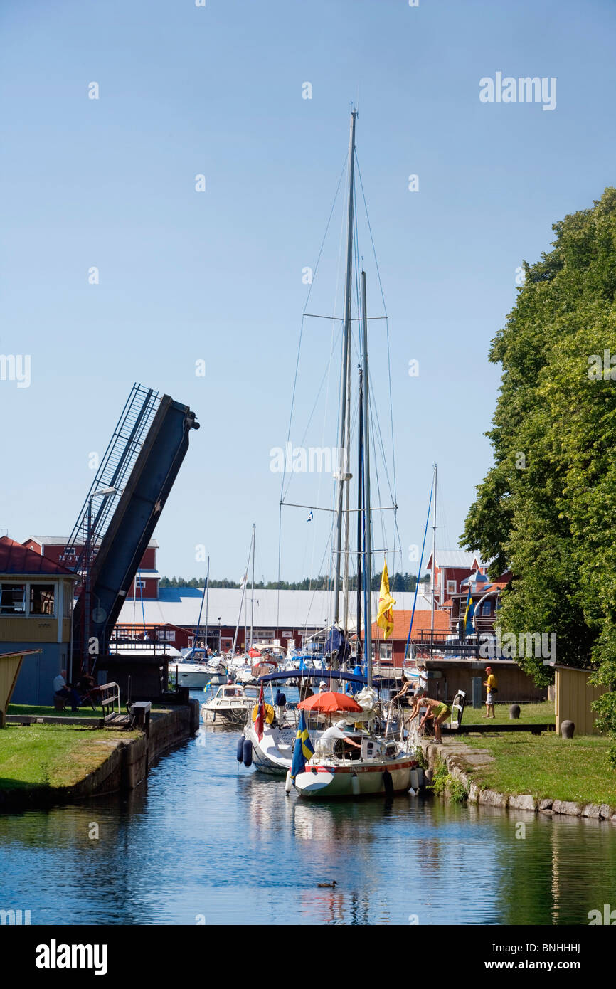 Schweden Motala Oestergötland Bohuslän Kanal sperren Boot Boote Kanal Kanäle Stadt zeitgenössische Tag tagsüber Europa äußeren Schleusentor Stockfoto
