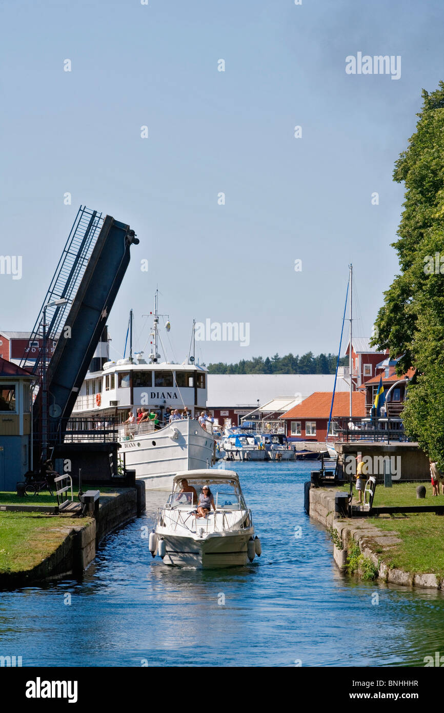 Schweden Motala Oestergötland Bohuslän Kanal sperren Boot Boote Kanal Kanäle Stadt zeitgenössische Tag tagsüber Europa äußeren Schleusentor Stockfoto