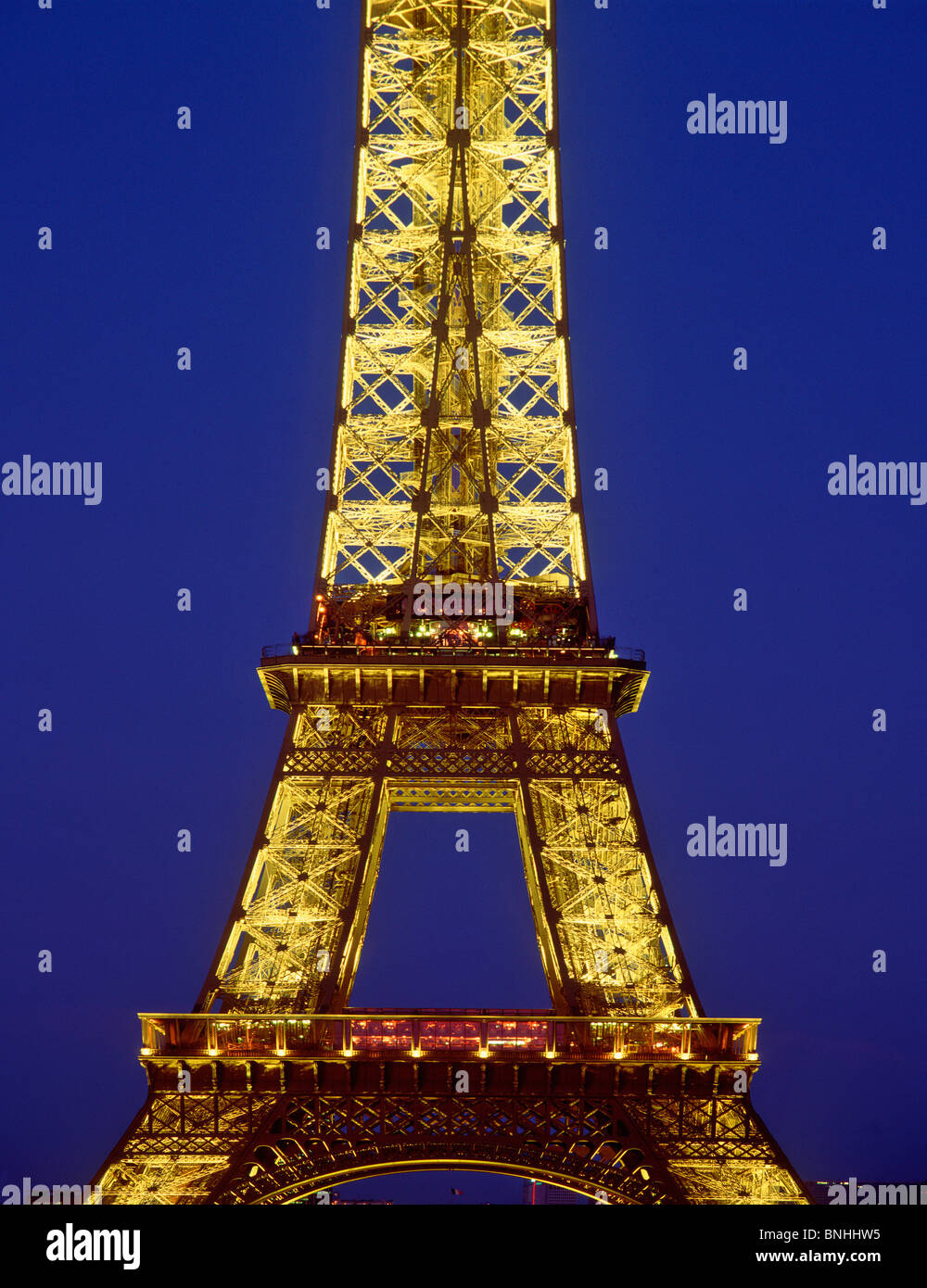 Frankreich Paris Eiffel Tower Architektur Stadt Engineering Europe außen beleuchtet Beleuchtung Landmark Wahrzeichen Nacht Stockfoto