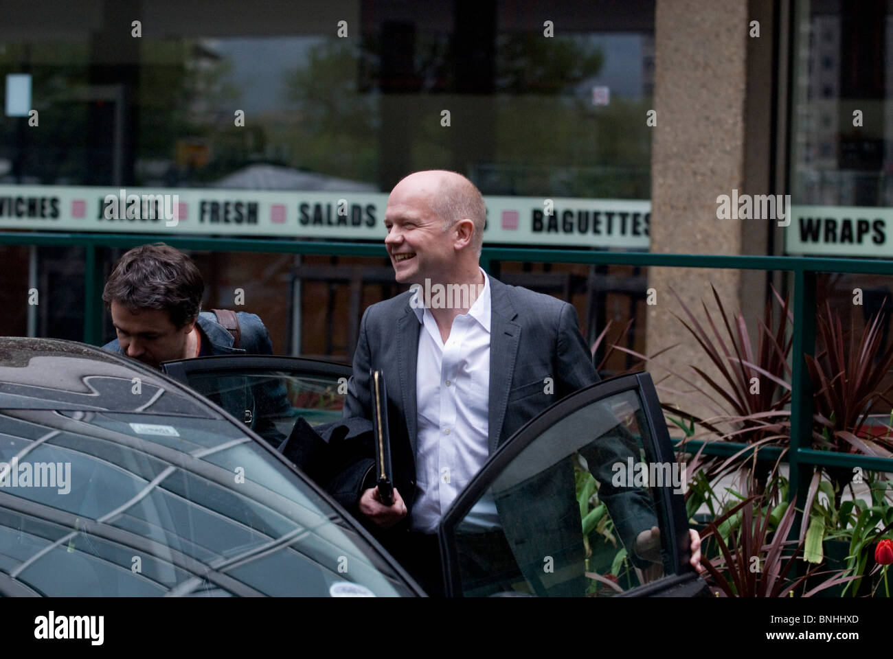 William Hague verlassen mit Kollegen von Millbank, konservative Parteizentrale Samstag 8. kann 2010 Koalitionsverhandlungen Stockfoto