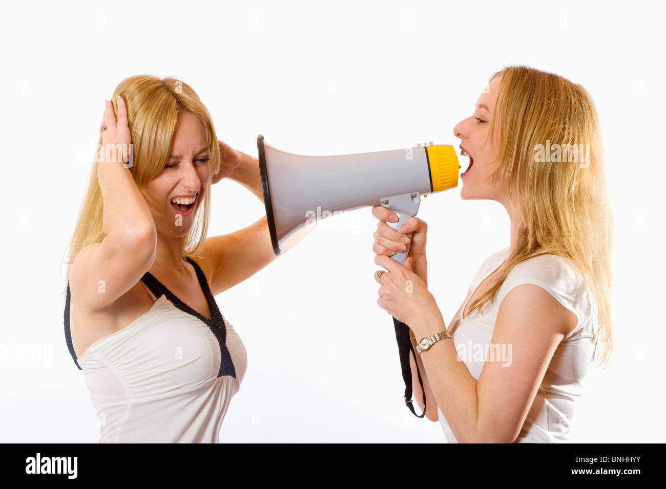Twin Sisters Megaphon 20-30 Jahren akustische Aktion Erwachsene Erwachsene Hintergrund blondes Haar Bossy kommunizieren Kommunikationssteuerung Stockfoto