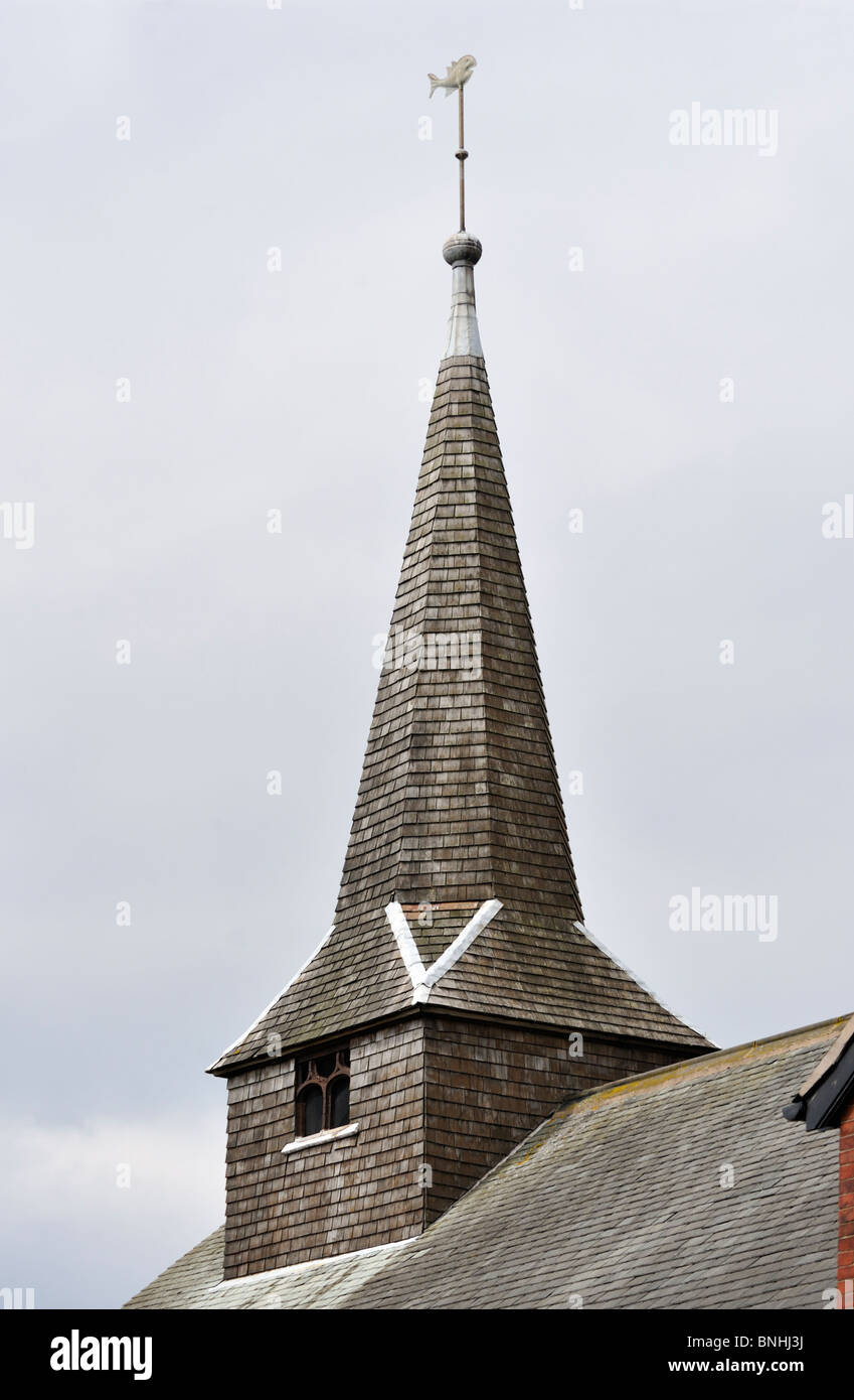 Hölzerne Schindeln verkleidete Kirchturm. Kirche St. Oswald. Knott Ende, Preesall. Lancashire, England, Vereinigtes Königreich, Europa. Stockfoto