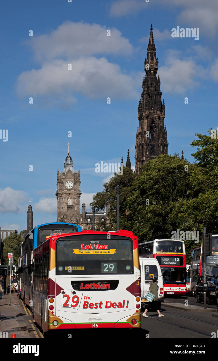 Dichten Verkehr einschließlich der Busse Princes Street Edinburgh Schottland UK Europe Stockfoto