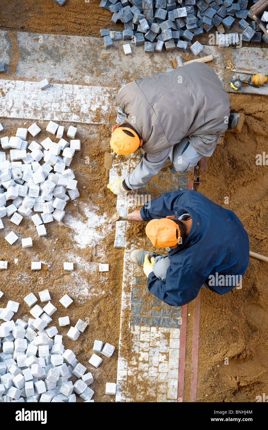 Tschechische Republik-Prag klassische Mosaik Bürgersteig Fähigkeit Aktivität Adult Erwachsene bauen Zement Bau Bauarbeiter Tag Stockfoto