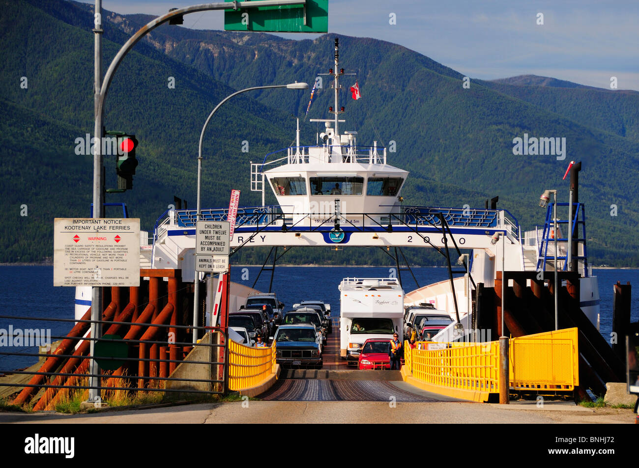 Kanada Kootenay Bay Ferry Kootenay Lake Crawford Bay British Columbia Rocky Mountains Rockies Schiff Boot Autos Verkehr transport Stockfoto
