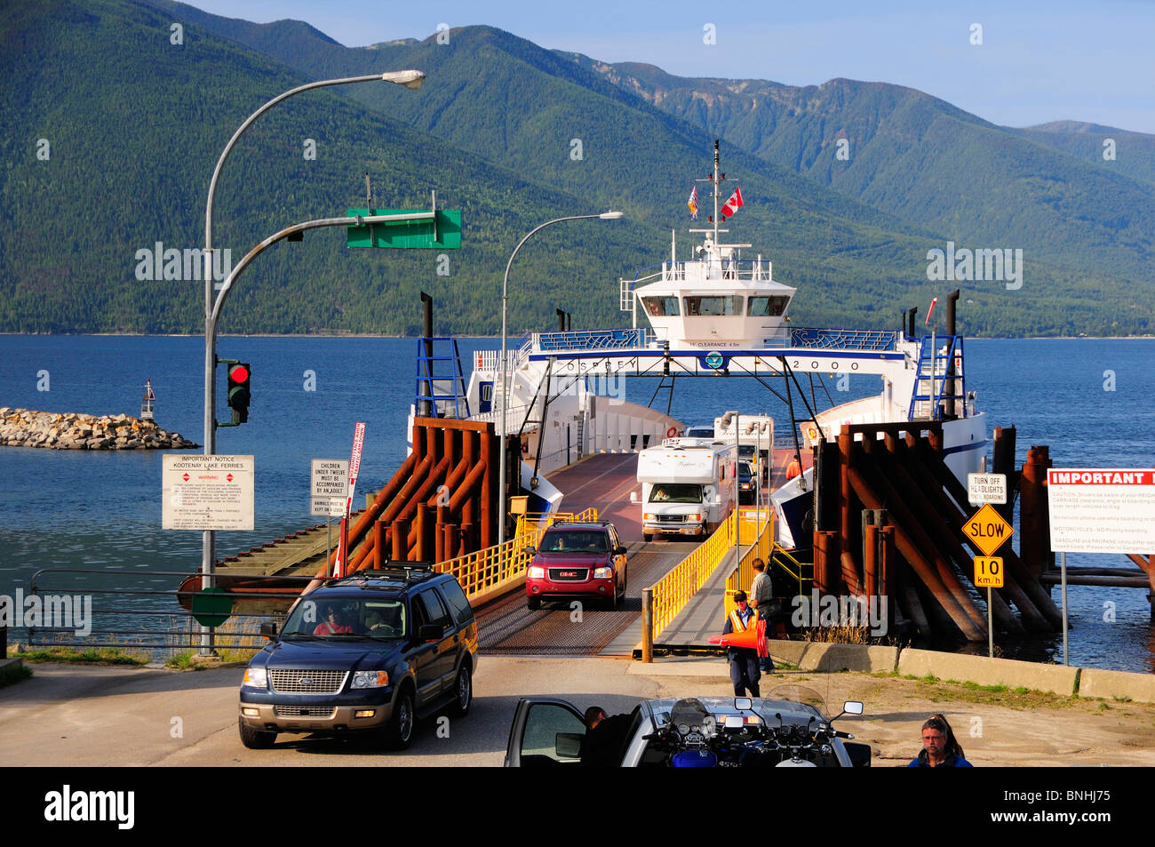 Kanada Kootenay Bay Ferry Kootenay Lake Crawford Bay British Columbia Rocky Mountains Rockies Schiff Boot Autos Verkehr transport Stockfoto