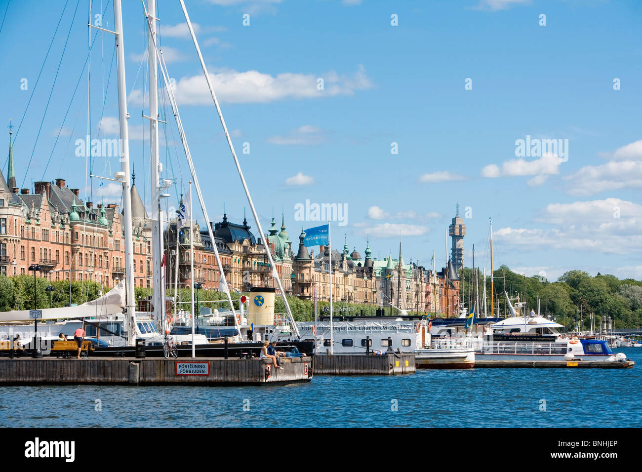 Schweden Stockholm Boote verankert Strandvägen Architektur Ostsee Boot Gebäude Gebäude Stadt Tag tagsüber Europa außen Stockfoto