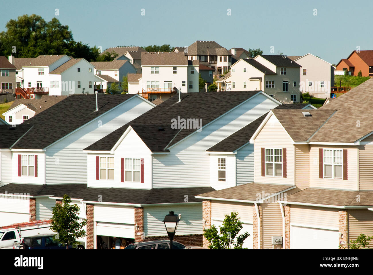 Blick auf mehrere Familien Villa in einem Vorort. Einfamilienhäuser sind im Hintergrund zu sehen. Stockfoto