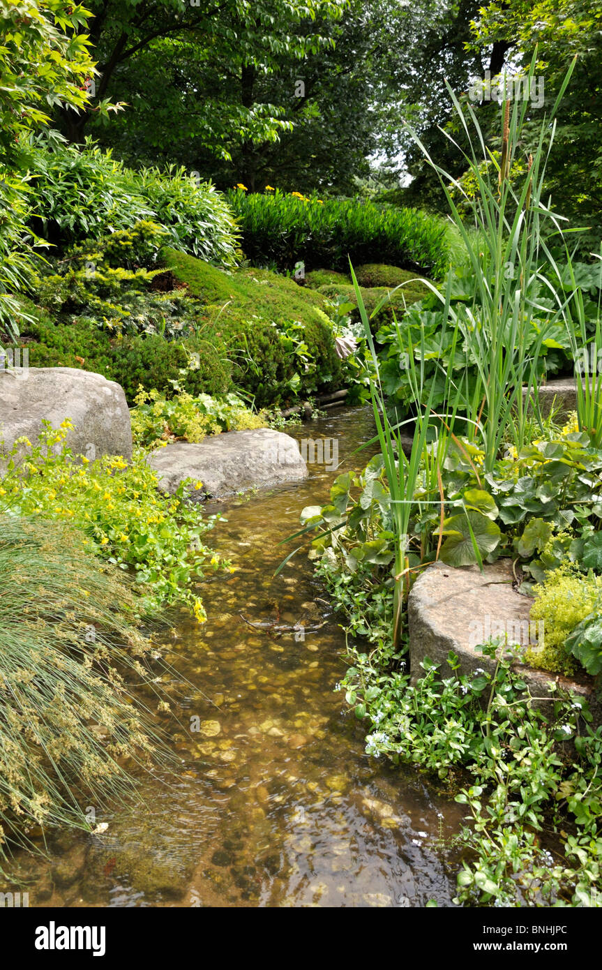 Künstliche Bach in einem natürlichen Garten Stockfoto