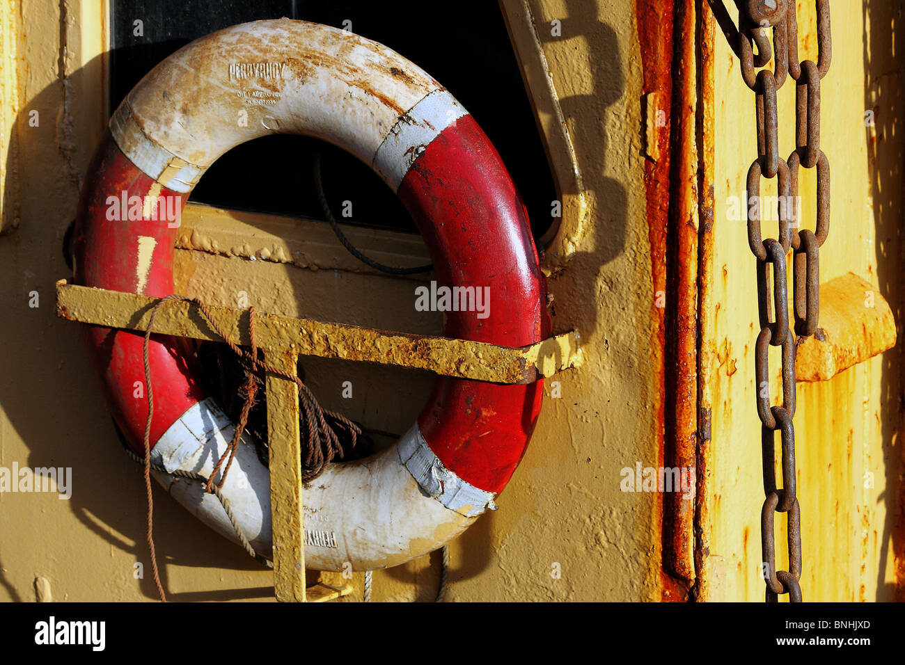 Einen Rettungsring nicht verwendet in eine Weile ruhen auf einem Boot Stockfoto