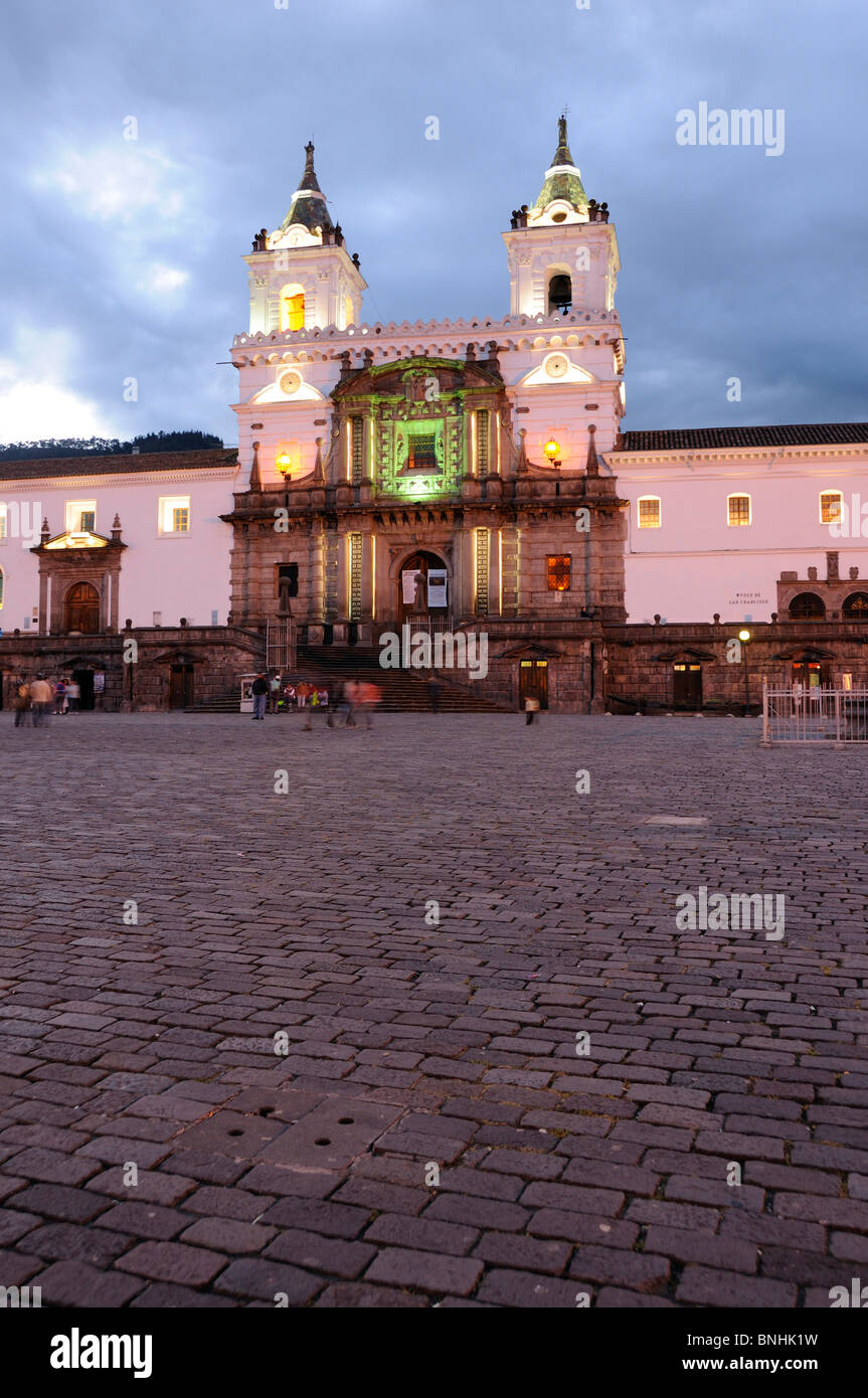 Ecuador Monasterio San Francisco Kirche alte Stadt Quito historischen quadratische Stadtmenschen Sonnenuntergang Dämmerung Nacht Architektur beleuchtet Stockfoto