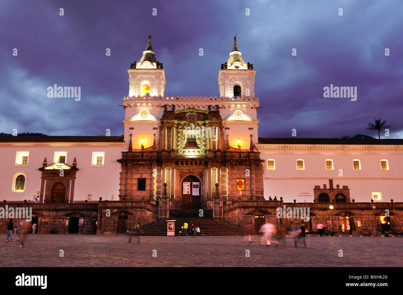 Ecuador Monasterio San Francisco Kirche alte Stadt Quito historischen quadratische Stadtmenschen Sonnenuntergang Dämmerung Nacht Architektur beleuchtet Stockfoto