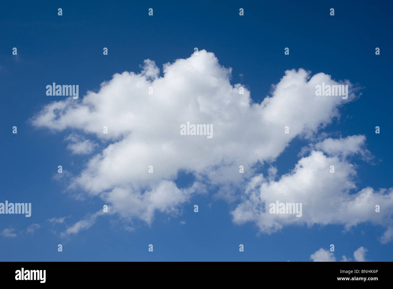 Blauer Himmel und Wolken Stockfoto
