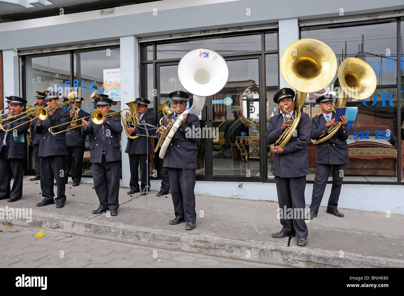 Ecuador militärische Musik Band Ibarra Stadt Anden Musiker Uniformen Menschen Konzert Gruppe Männer Stockfoto