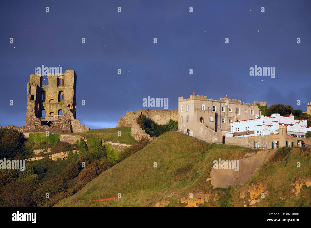 Ein Märchen-Konzept für das Scarborough Castle in Schutt und Asche; jetzt im Besitz von English Heritage Stockfoto