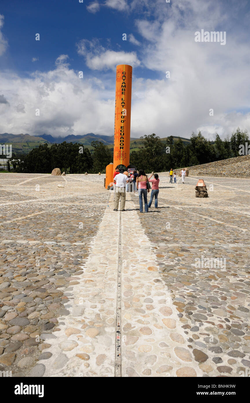 Ecuador Äquator Linie Denkmal Linea Equinoccial Anden Spalte Quadrat Menschen touristische Attraktion Panamericana Route in der Nähe Stockfoto Ecuador Äquator Linie Denkmal Linea Equinoccial Anden Spalte Quadrat Menschen touristische Attraktion Panamericana Route in der Nähe Stockfoto