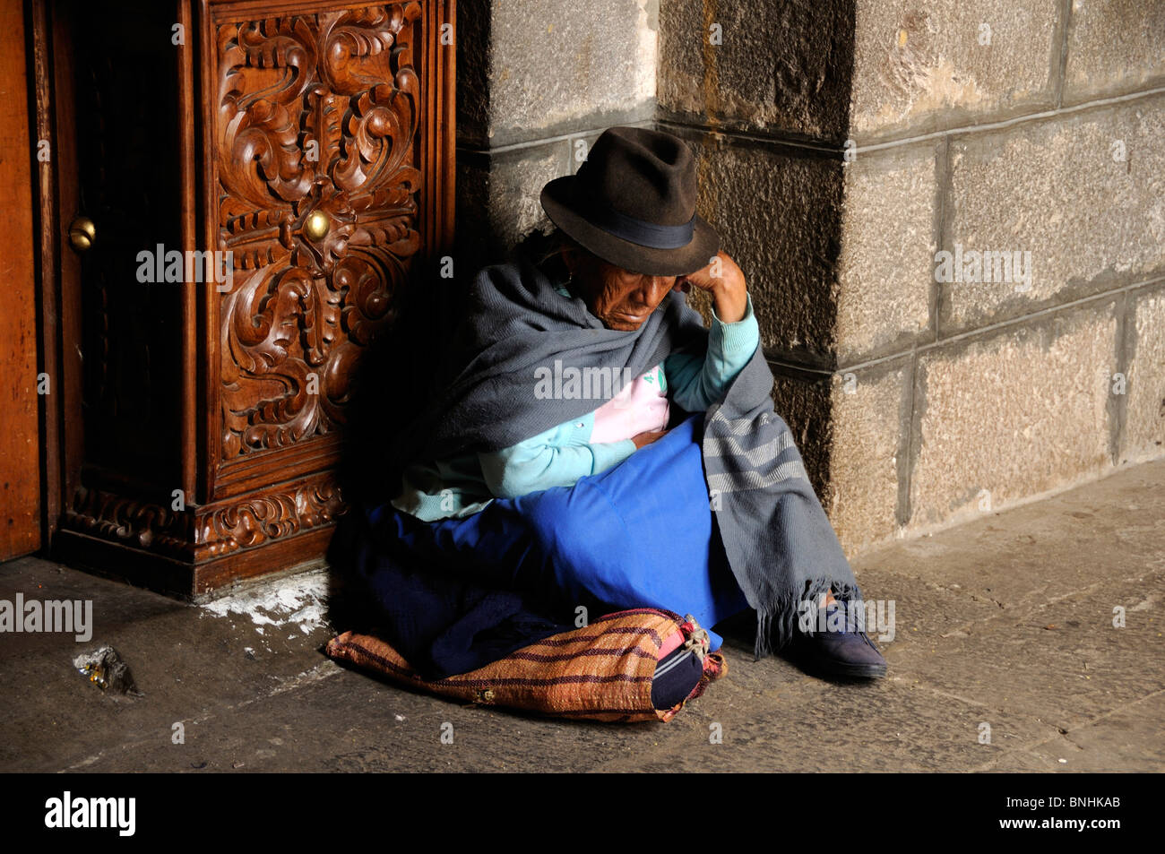 Ecuador Person Eintritt ins Kirche El Quinche Anden Kirche Armut glauben nimmt religiöse Religion senior sitzenden Hut Stockfoto
