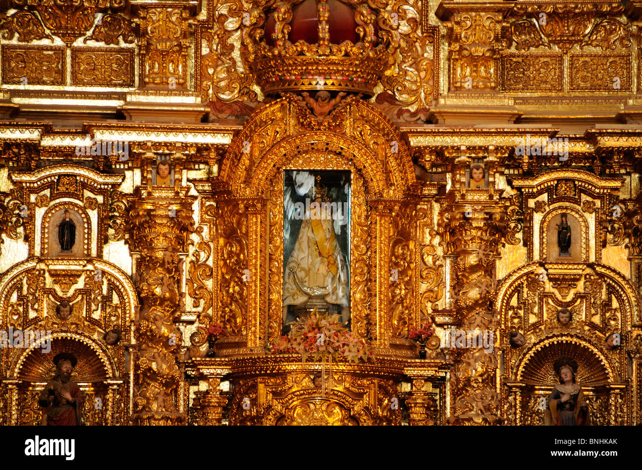 Ecuador Kathedrale Virgen Maria de Quinche El Quinche Anden Statue Figur Schrein golden verzierten Ornamente Stockfoto
