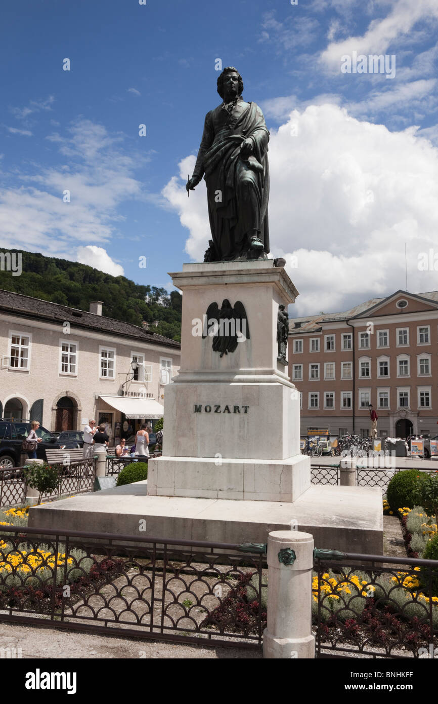 Mozart-Statue-Denkmal in Mozartzplatz (Mozartplatz), Salzburg, Österreich. Stockfoto