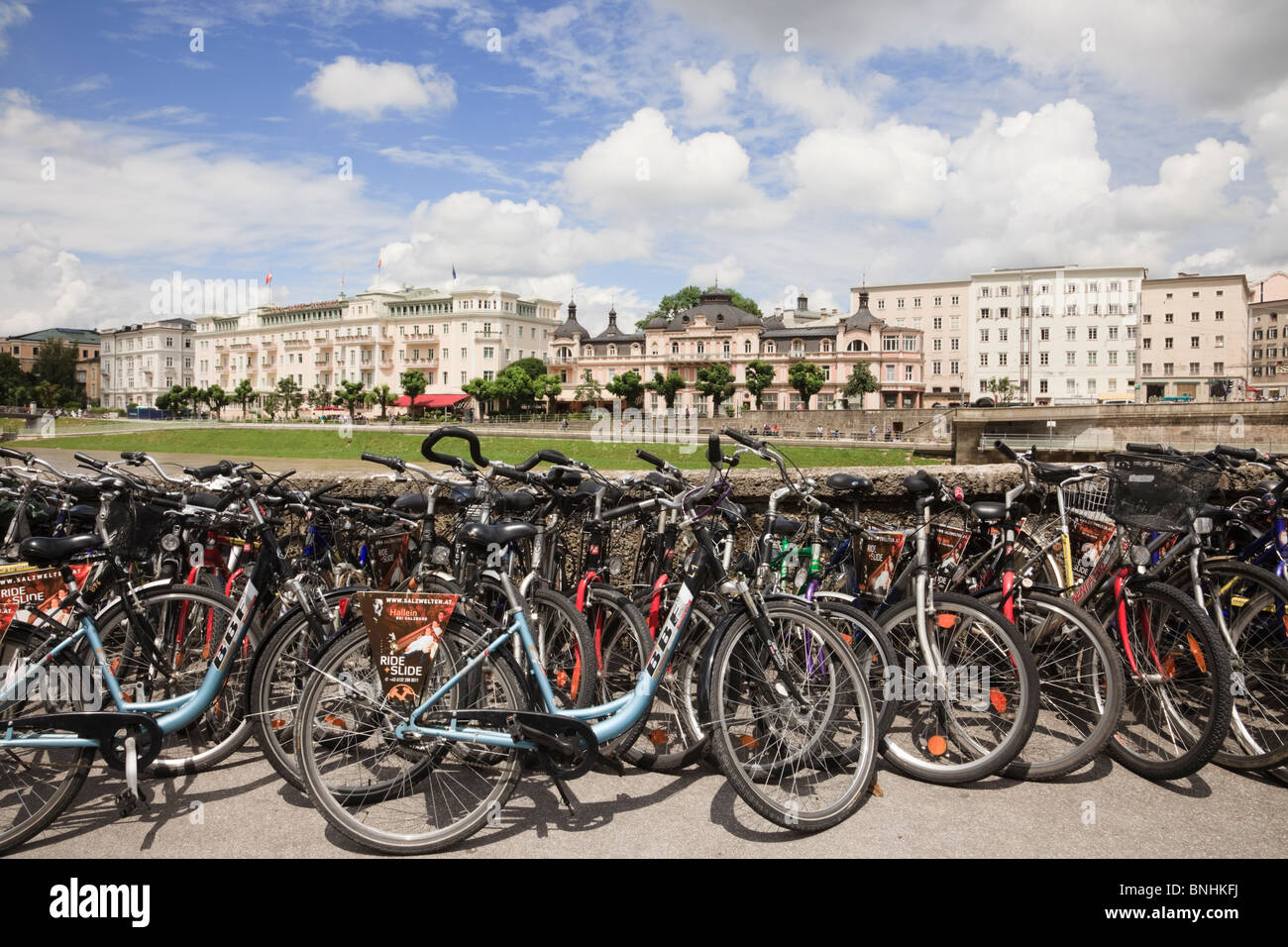 Salzburg, Österreich, Europa. Fahrräder zu mieten von der Salzach Stockfoto