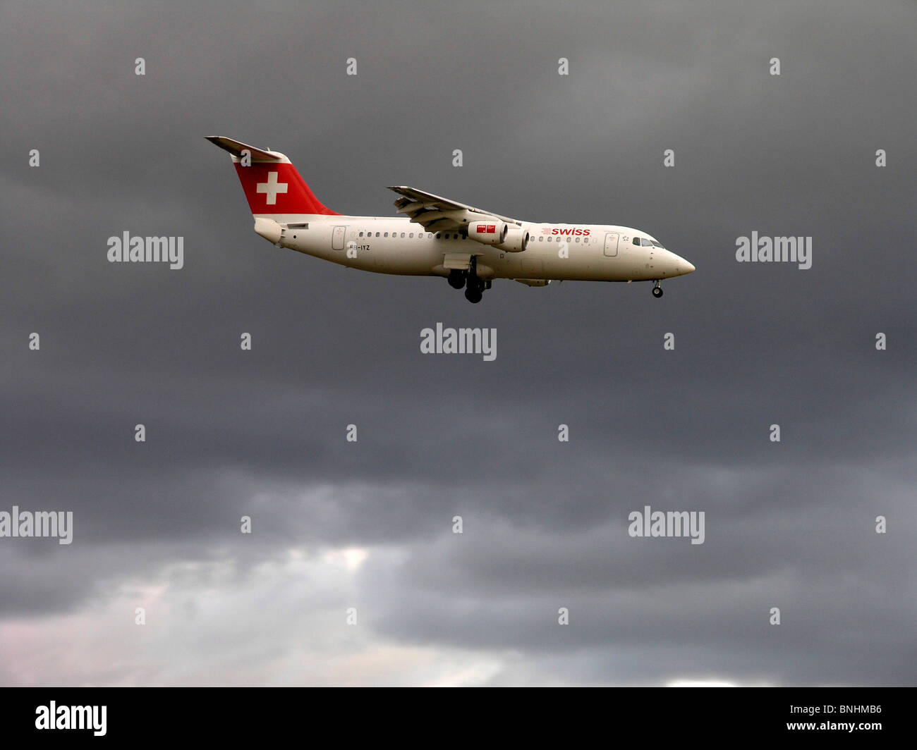 Schweiz Swiss international Air lines Avro RJ100 Jumbolino Flug Himmel  Wolken trüben Luftfahrt Flugzeug Flugzeug Flugzeug fliegen Stockfotografie  - Alamy