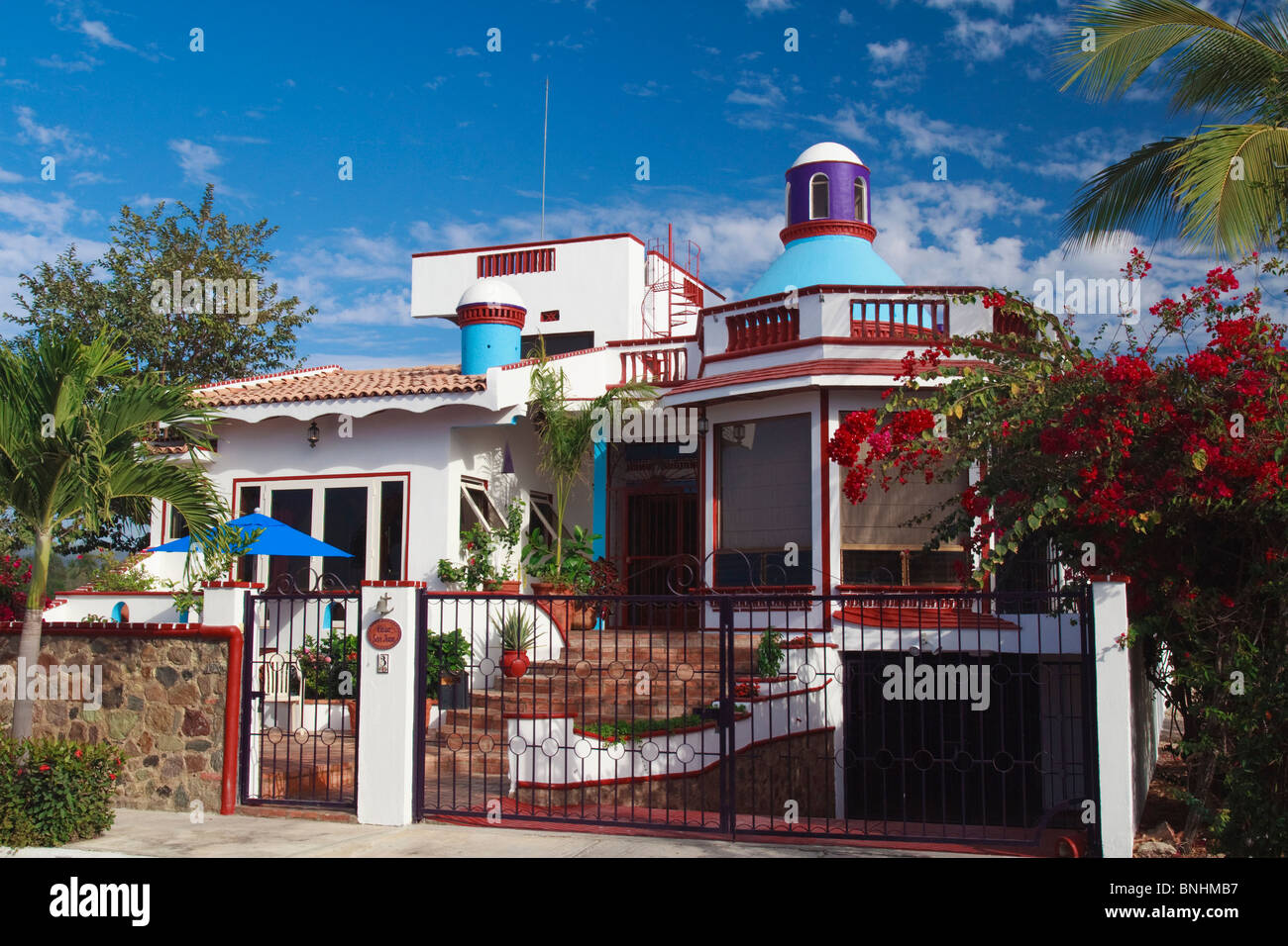 Privathaus in einem gehobenen Teil des Rincon de Guayabitos, einer Stadt am Meer, befindet sich im Bundesstaat Nayarit, Mexiko. Stockfoto
