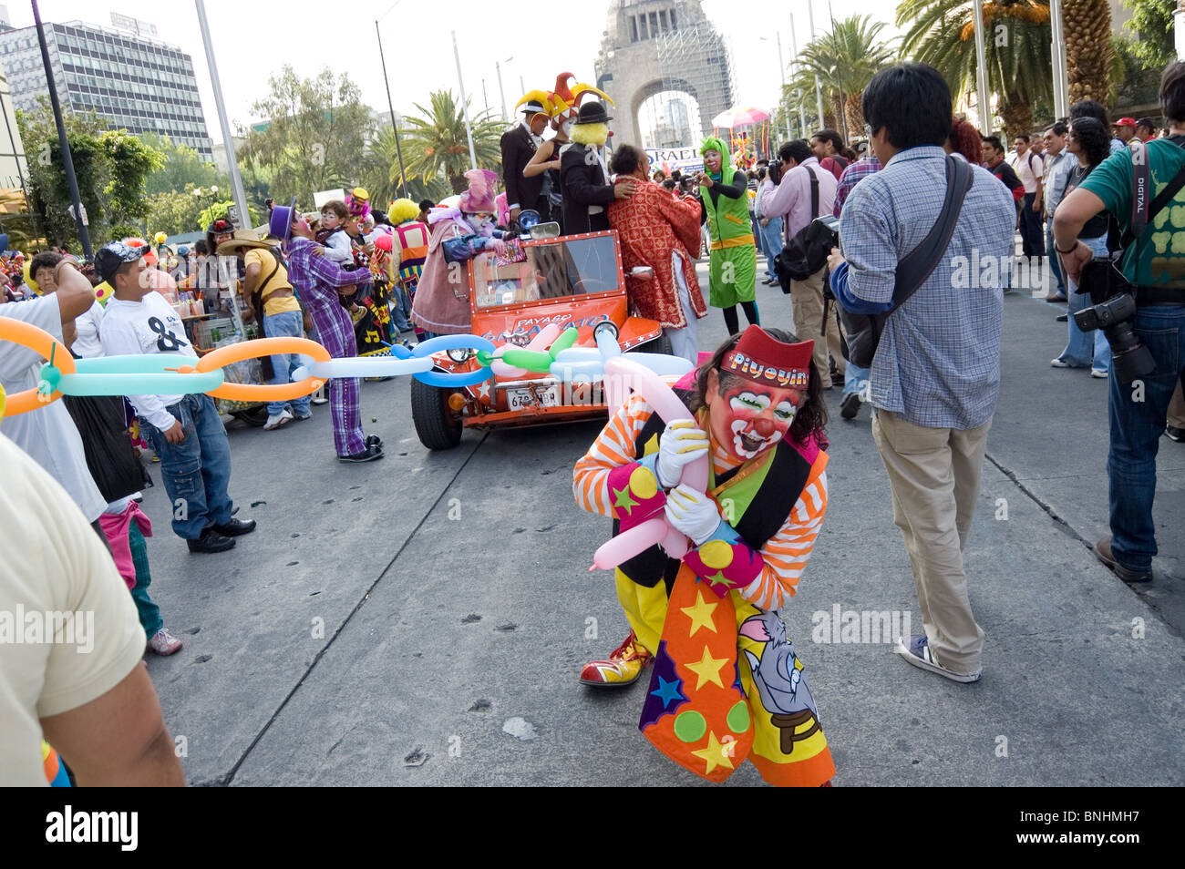 Clown-Parade in Mexiko-Stadt mit Clowns aus mehreren Ländern Stockfoto