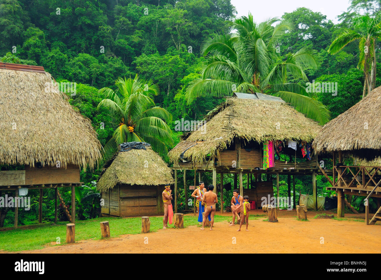 Panama Embera Menschen indischen Dorf einheimische Indio Indios eingeborenen Indianer einheimische lokale Parque National Chagres Stockfoto