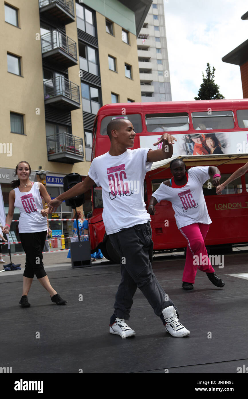 der t-mobile Flashmob dance Team tanzen auf einer Veranstaltung in Edmonton im Norden von London. gibt es eine altmodische London red Bus in th Stockfoto