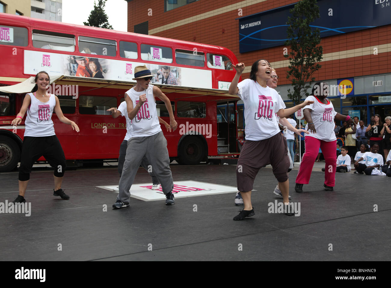 der t-mobile Flashmob dance Team tanzen auf einer Veranstaltung in Edmonton im Norden von London. gibt es eine altmodische London red Bus in th Stockfoto
