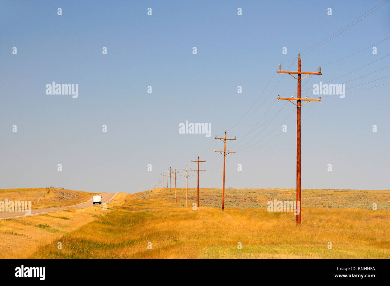 USA-Highway Montana Land Landschaft Landschaft Prärie elektrische Leitungen Straßenauto Stockfoto