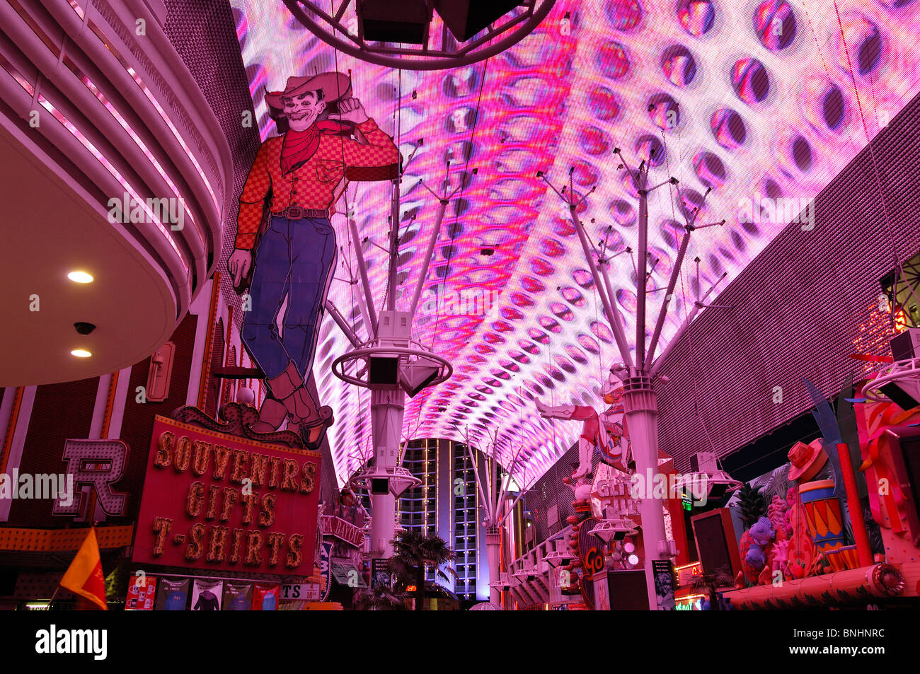 USA Fremont Street Downtown Las Vegas Nevada Schild Schilder Cowboy überdacht Lichter zeigen Kasinos Nachtbeleuchtung Stockfoto