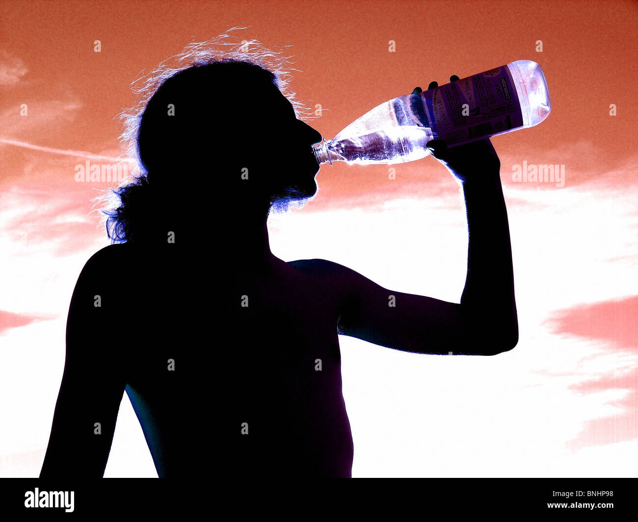 Mann Junge eine Person Portrait schwarz Dult Erwachsene Teenager Teen draußen im freien draußen trinken, trinken, Flasche Wasser erfrischend Stockfoto