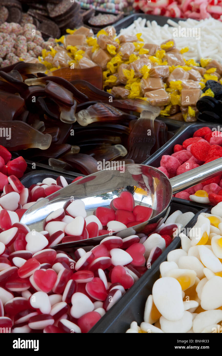 Ladentisch-Display mit Tabletts mit „Pick n Mix Sweets“; gekocht, spritzig, Schaum, Gelee, Kauen Retro, Schokolade und Süßwaren. Stockfoto