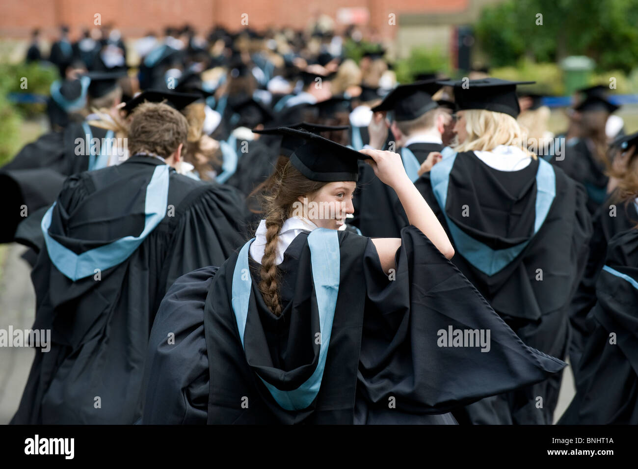 Studenten an der Universität von Birmingham nach ihrer Abschlussfeier Stockfoto